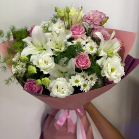  Antalya Blumenlieferung Stilvoller rosa-weißer Lisyantus-Lilien-Rosenstrauß