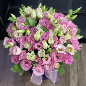  Цветок в Анталия‎  Розовый лизиантус в фиолетовой коробке