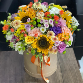  Antalya Blumen Sonnenblumen-Rosen-Lisyanthus-Chrysanthemen-Arrangement in Box