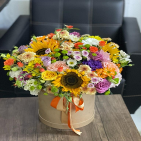  Antalya Blumen Sonnenblumen-Rosen-Lisyanthus-Chrysanthemen-Arrangement in Box