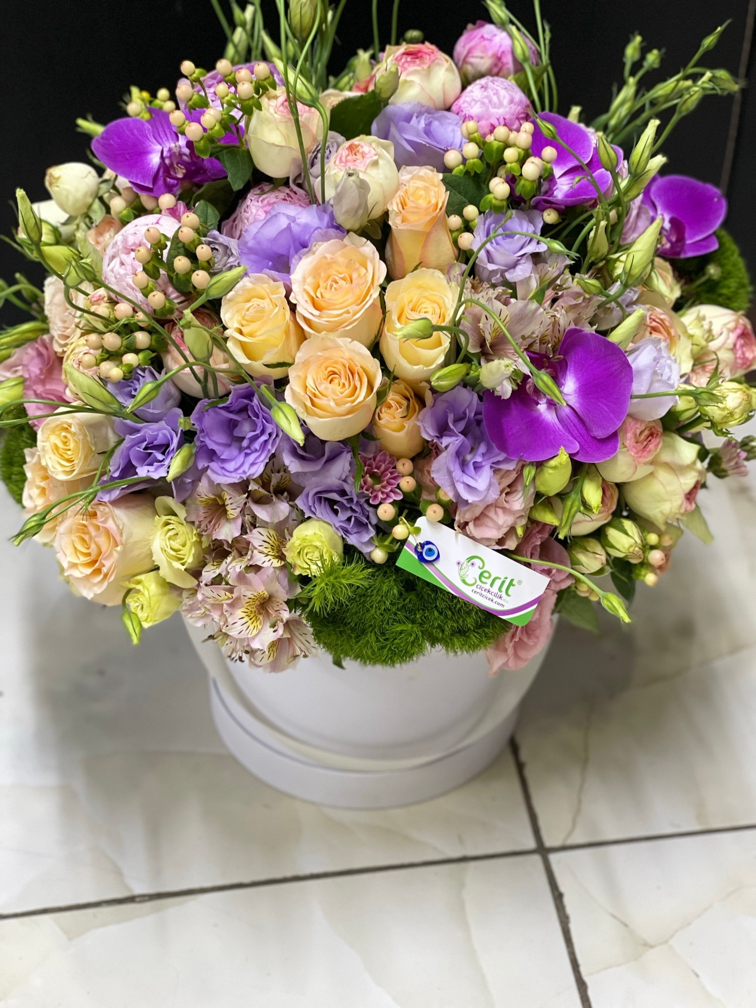 Antalya Florist Elegantes Arrangement mit Rosen und Orchideen im Karton