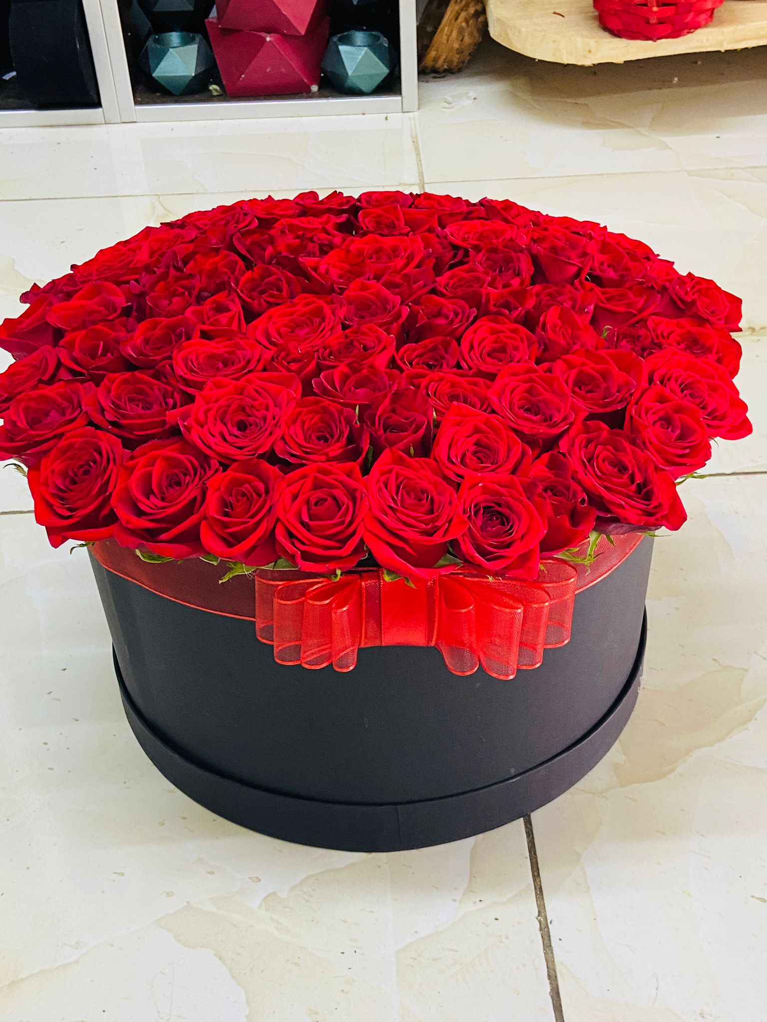  Флорист в Анталия‎ 81 красная роза в коробке и 9 воздушных шаров