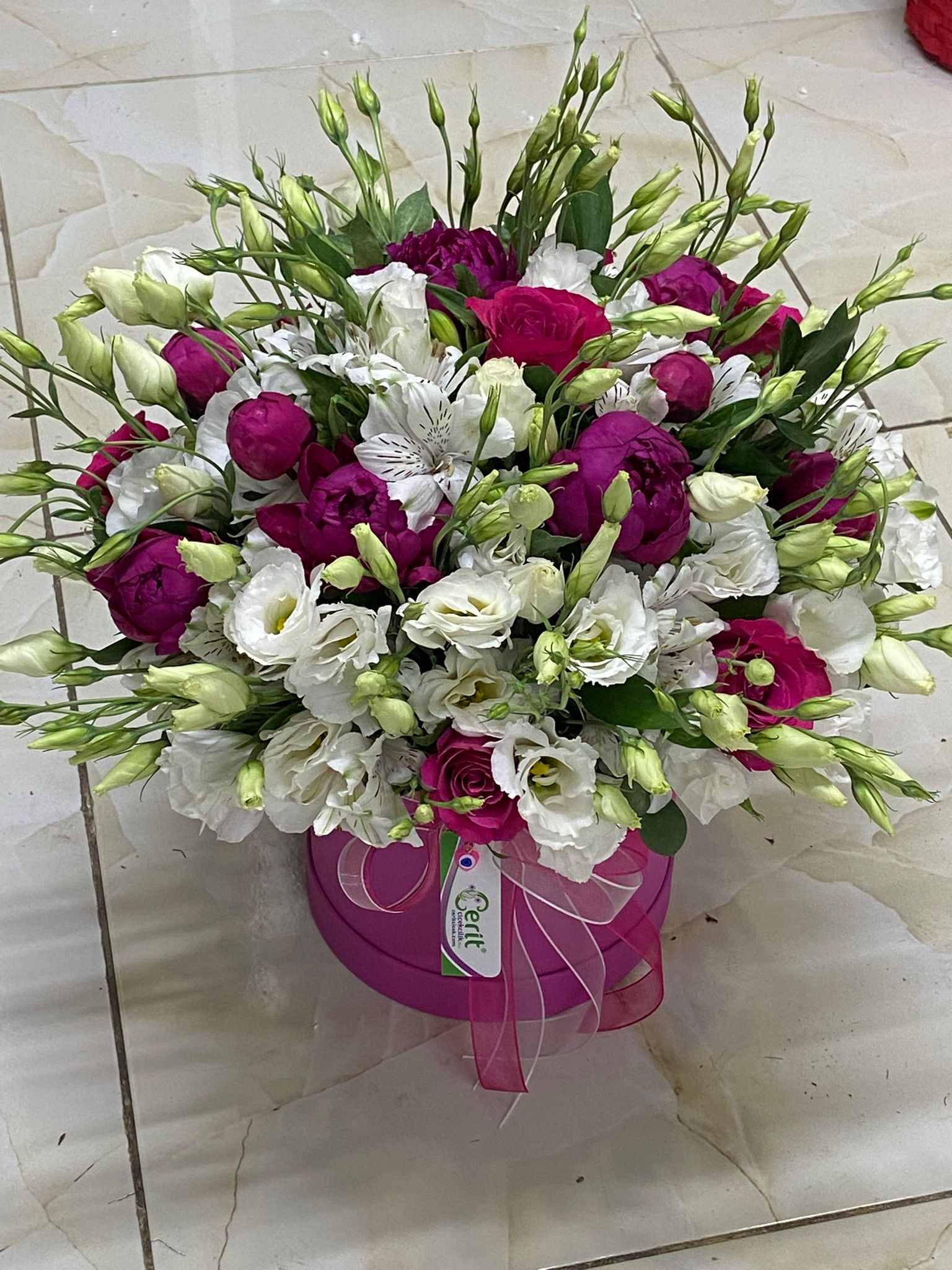  Доставка цветов в Анталия‎  Пион Астомария Лизиантус Роза в коробке