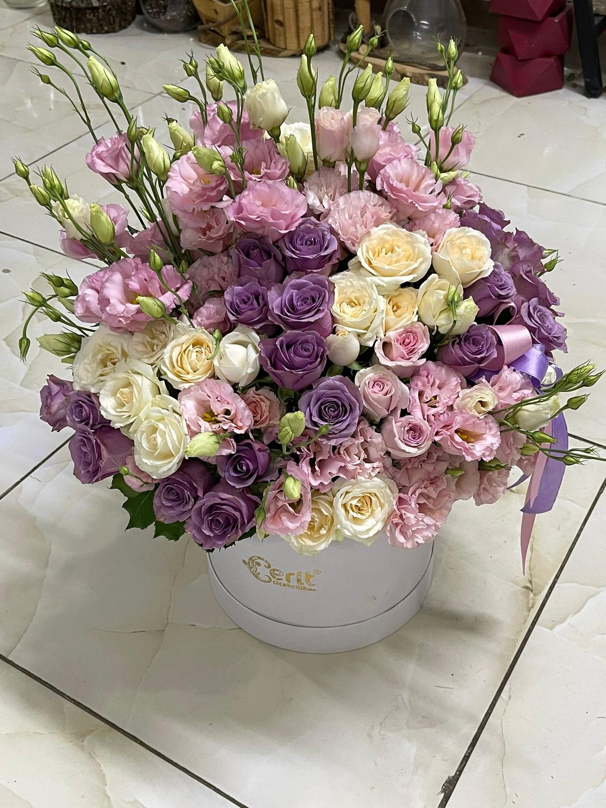  Antalya Çiçek Siparişi Beyaz Kutuda Lila ve Pembe Aranjman Şık
