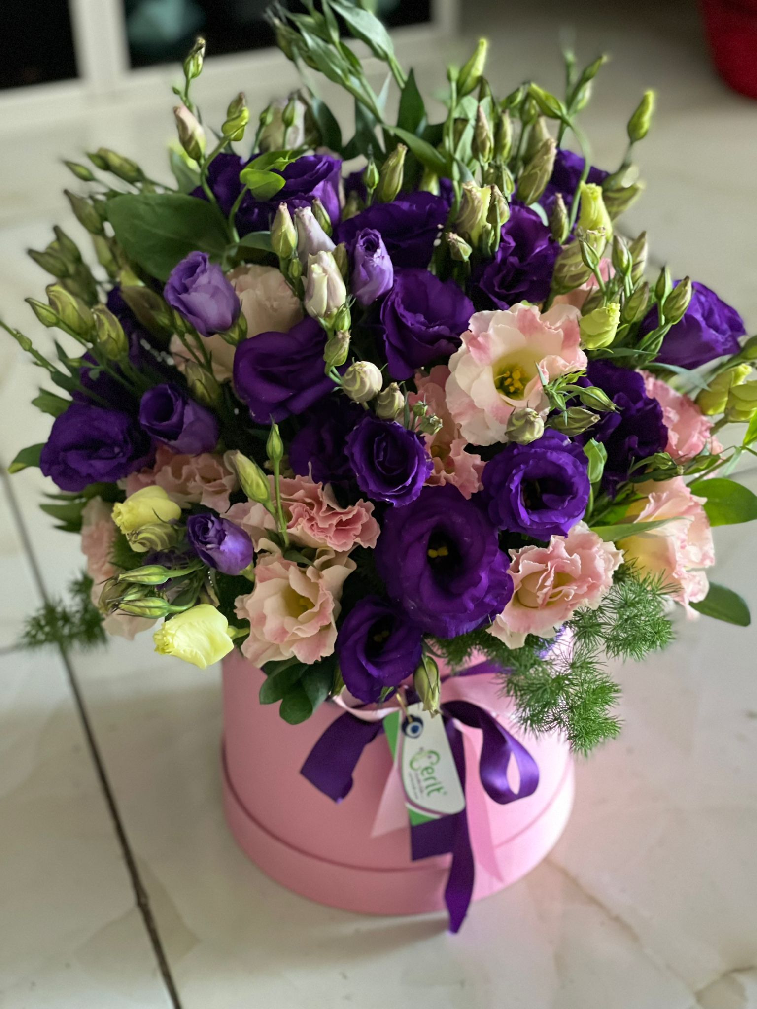 Флорист в Анталия‎  Фиолетово-розовый лизиантус в розовой коробке