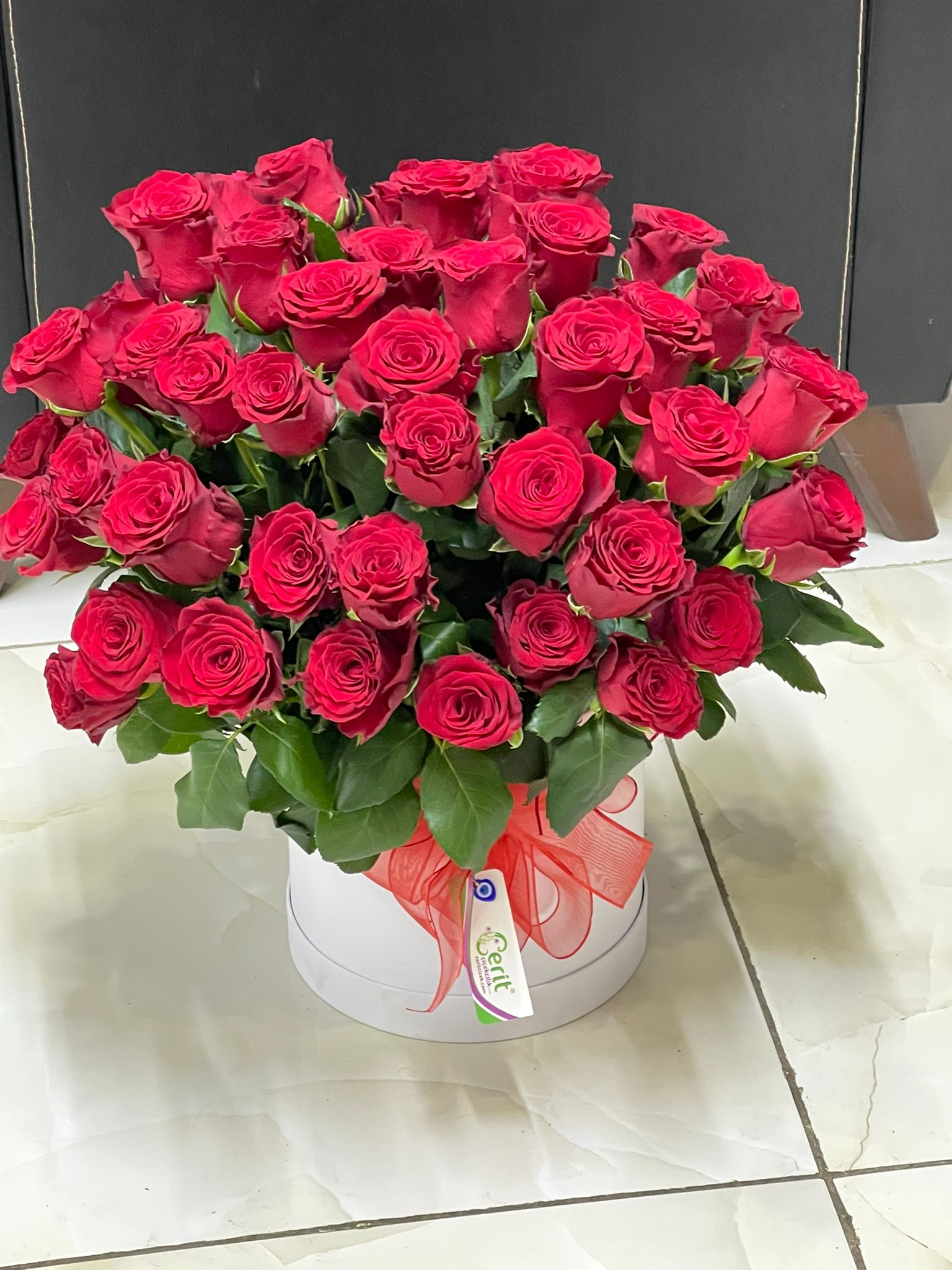  Доставка цветов в Анталия‎  51 шт красных роз в белой коробке