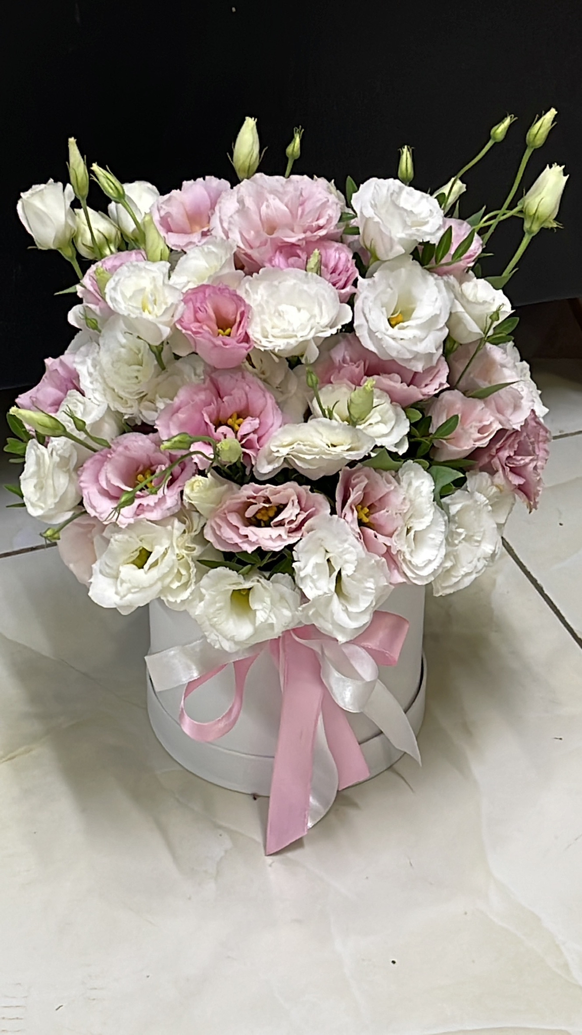 Флорист в Анталия‎  Розовый и белый лизиантус в коробке